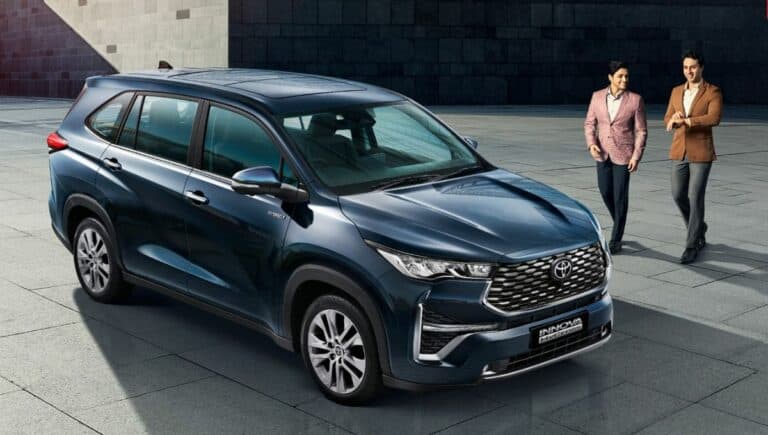 Toyota Innova Hycross की कीमत 18.30 लाख रुपये है, जो बाजार में पेश हुई!!