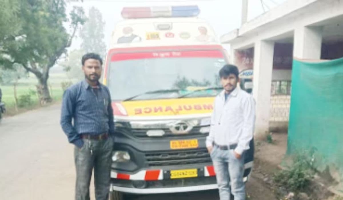 Ambulance Driver: मरीज को कंधे पर लेकर 1 किमी चला ड्राइवर, हर जगह हो रही प्रशंसा
