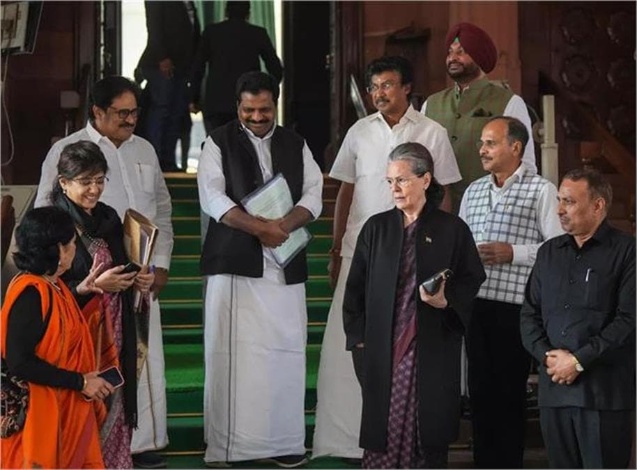 Sonia Gandhi की तबियत खराब, राहुल ने संसद जाकर पिलाया पानी
