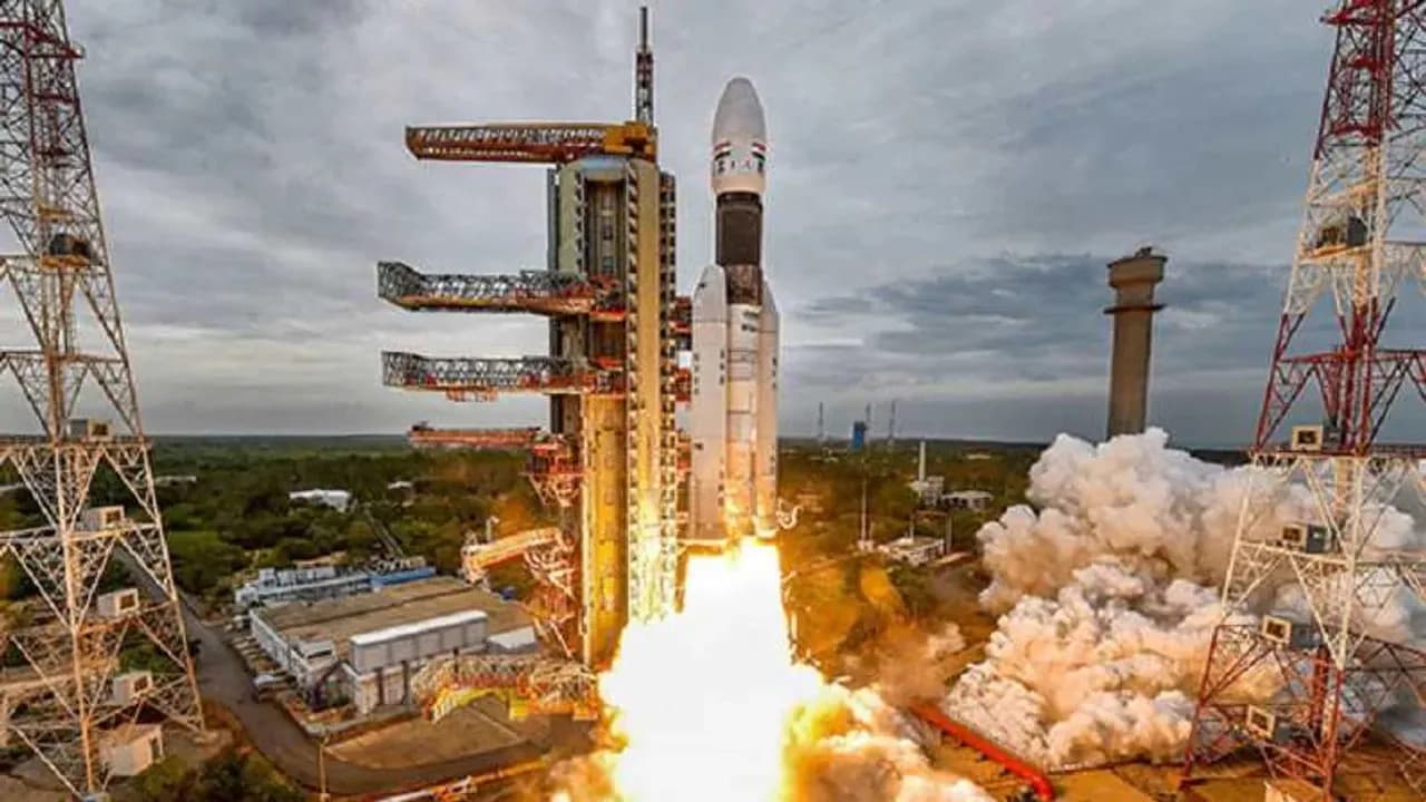 ISRO ने SSLV-D2  को सफलता पूर्वक किया लॉन्च, गांव की लड़कियों ने बनाया आजादीसैट