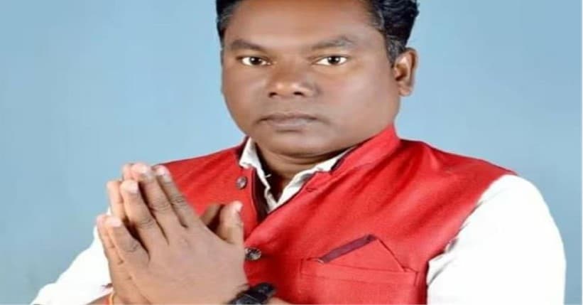 BJP नेता मर्डर: नक्सलियों ने परिवार के सामने भाजपा नेता को मौत के घाट उतारा।