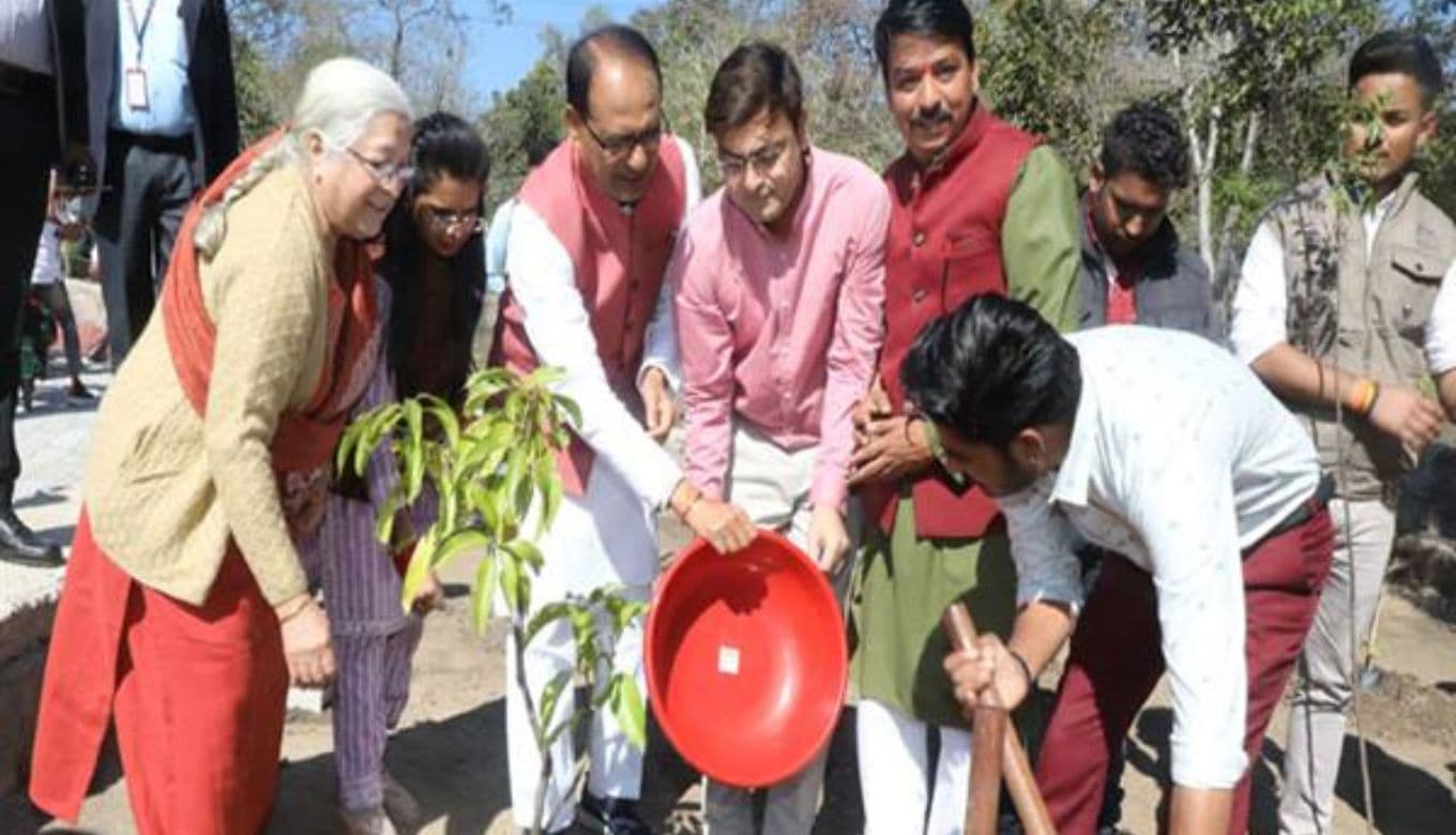 आज CM Shri Shivraj Chouhan ने श्यामला हिल्स स्थित उद्यान में किया पौध-रोपण