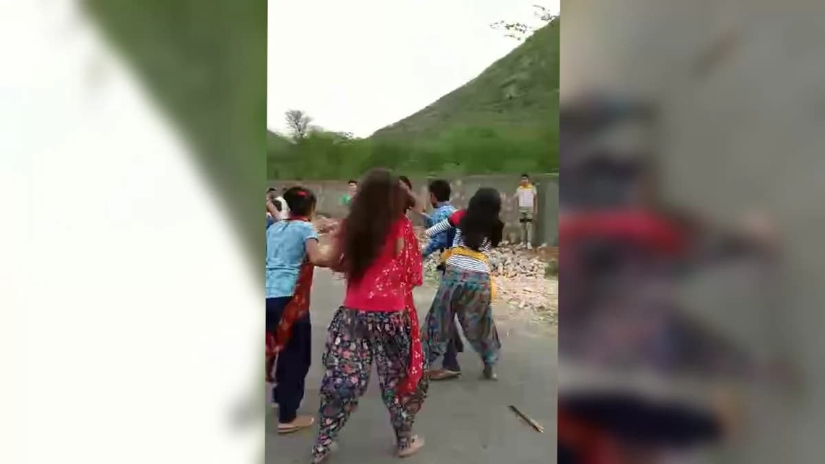 Viral Video: छेड़छाड़ कर रहे लड़के की लड़कियों ने की धुनाई, देखें वीडियो...