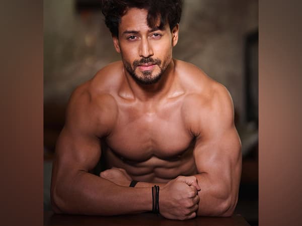 बिना कुछ खाए - पिए Tiger Shroff ने बनायी जबरदस्त फिटनेस, तस्वीर हो रही वायरल