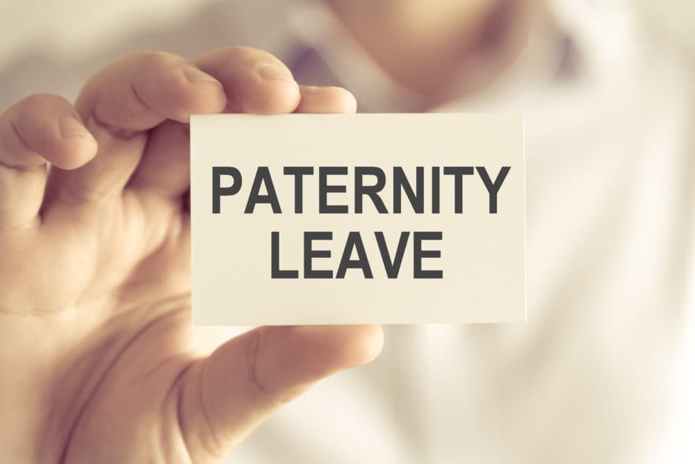 Paternity Leave: महिलाओं की तरह अब पुरुषों को भी मिलेगी पेटरनिटी लीव, जानें कौन सी कंपनियों ने की शुरूआत?