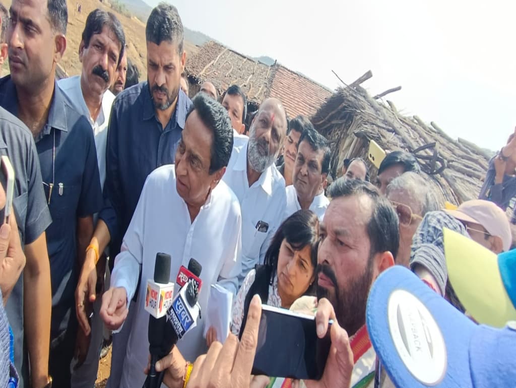 Indore News: महू में पीड़ित परिजनों को कमलनाथ ने दी सांत्वना, हेलीकॉप्टर से पहुंचे गांव!