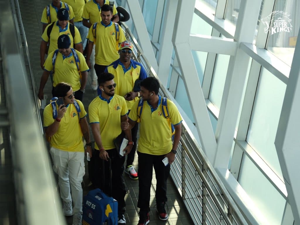 CSK at Airport: एयरपोर्ट पर स्पॉट हुई चेन्नई सुपर किंग्स की टीम, अहमदाबाद के लिए रवाना। देखें ताजा तस्वीरें