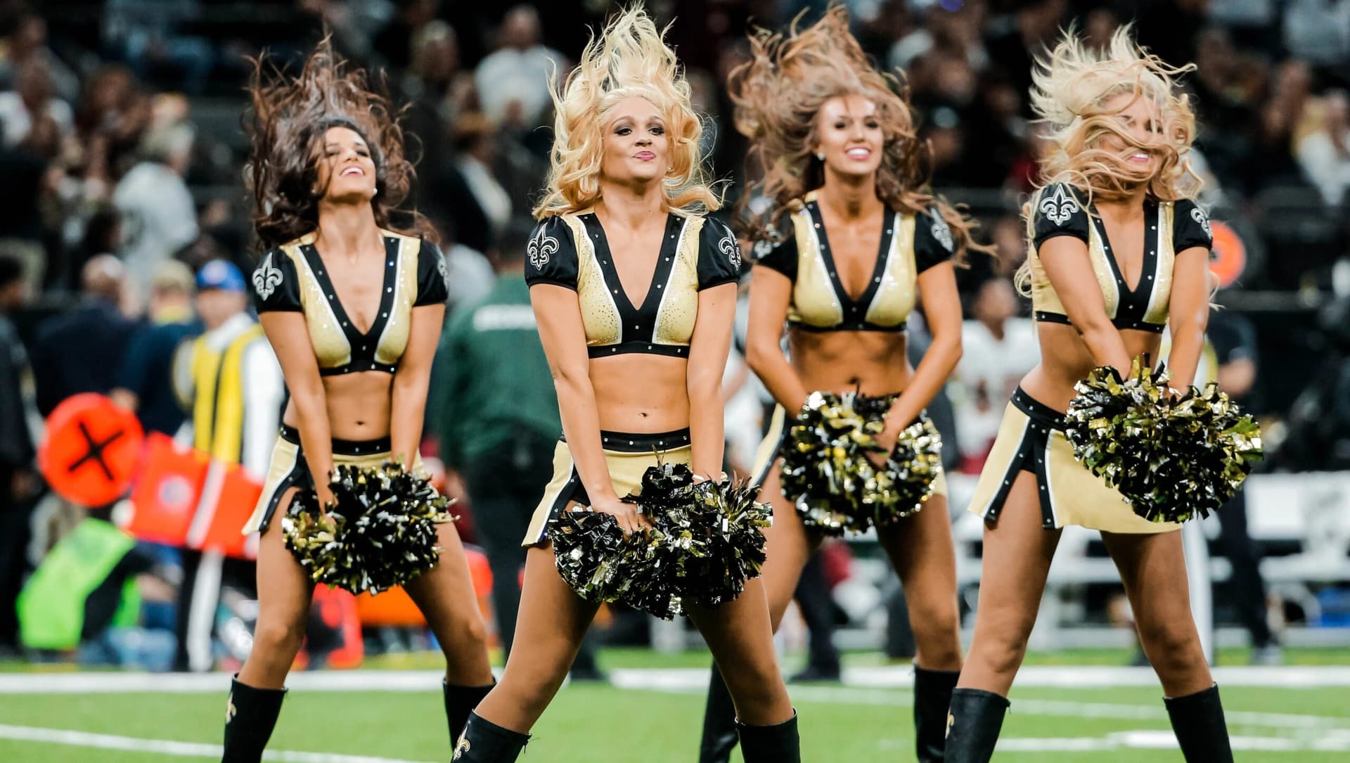 About Cheerleader: मैच के दौरान कमर लचकाने वालीं चीयरलीडर्स की सैलरी जानकर आपके होश उड़ जाएंगे।
