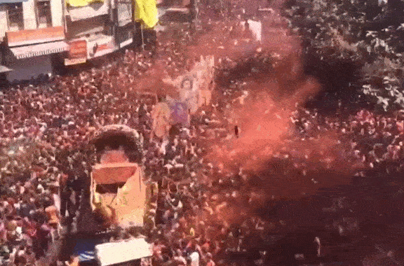 Indore Rang Panchami: इंदौर पर चढ़ा रंगपंचमी का सुरुर, आसमान में उड़ा रहे रंग-गुलाल