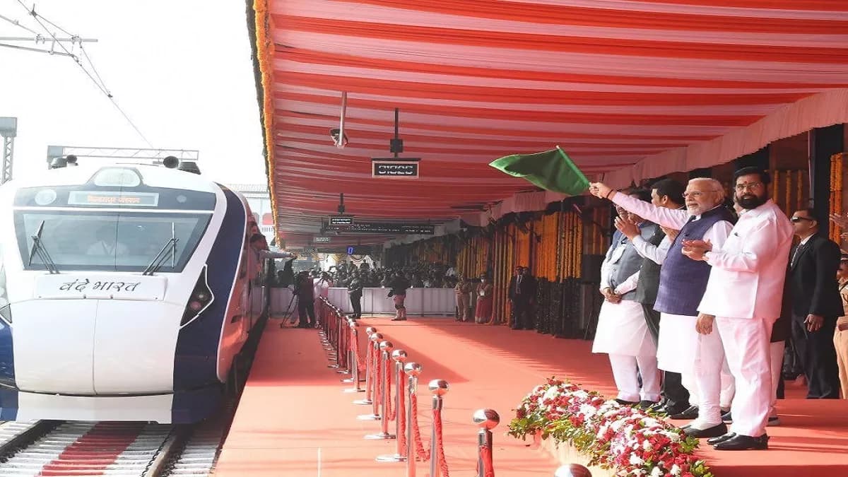 पीएम मोदी ने तेलंगाना में दिखाई वंदेभारत को हरी झंडी, सीएम केसीआर ने बनाई कार्यक्रम से दूरी