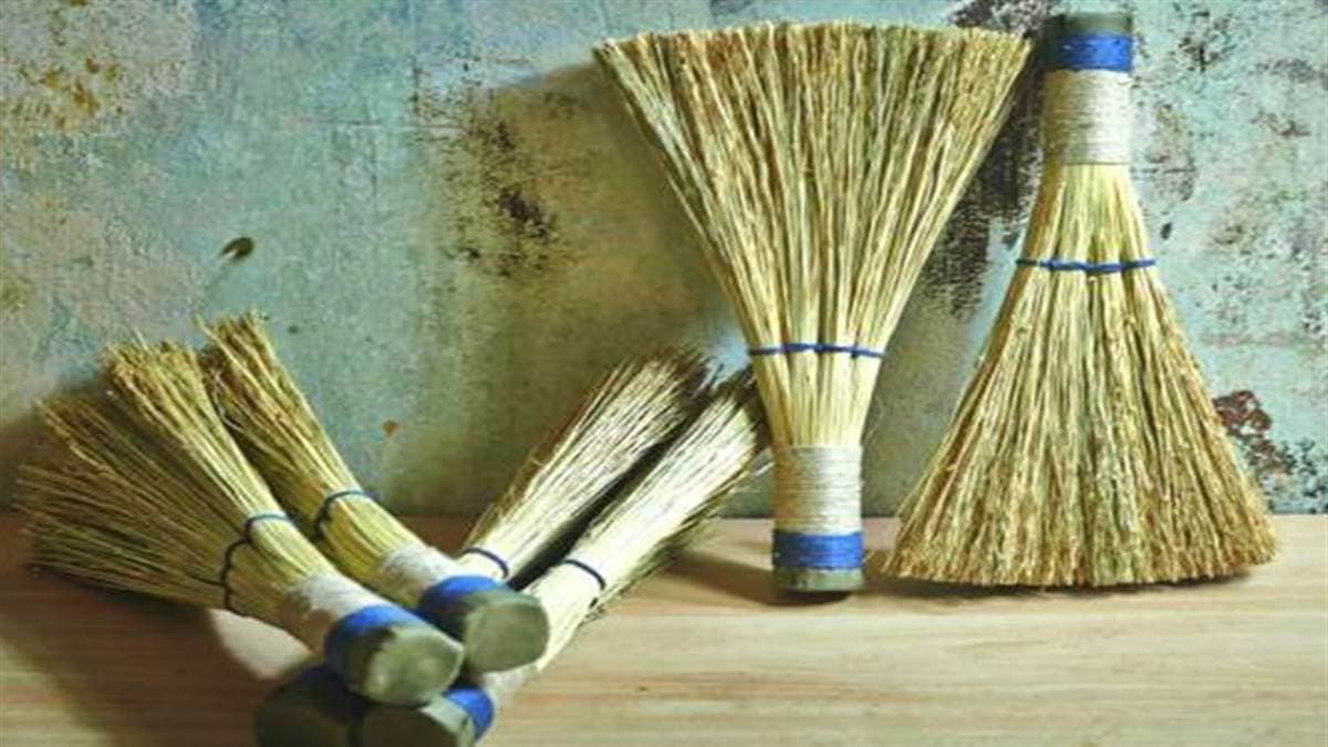 झाड़ू पर लग जाए पैर तो बिना रुके करें ये उपाय, वरना हो जाएंगे ठन-ठन गोपाल