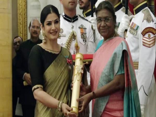 अभिनेत्री Raveena Tandon को मिला इतना बड़ा सम्मान, खुद राष्ट्रपति द्रौपदी मुर्मू ने दिया ये सम्मान