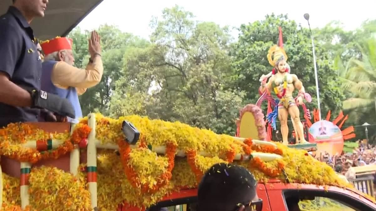 प्रधानमंत्री का 26 किलोमीटर लंबा रोड शो कांग्रेस के लिए क्या संदेश लेकर आया है? आज पहली बार सोनिया गांधी भी मैदान में..