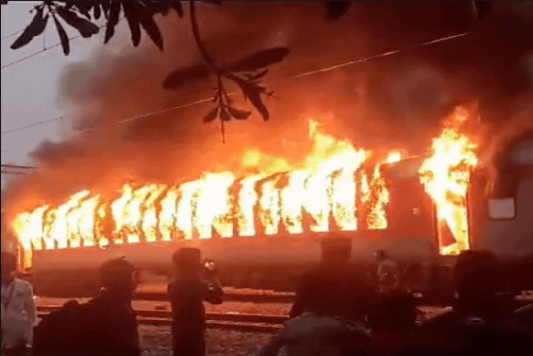 Etawah Train Accident: इटावा में चलती ट्रेन में आग लगी:नई दिल्ली-दरभंगा एक्सप्रेस का S-1 कोच पूरी तरह जला; यात्रियों ने कूदकर जान बचाई
