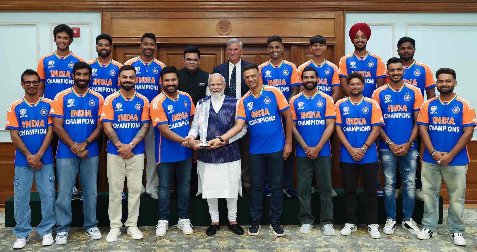 Indian Cricket Team: टीम इंडिया PM से मिलकर एयरपोर्ट पहुंची:कुछ देर में मुंबई रवाना होगी, शाम 5 बजे खुली बस में विक्ट्री परेड होगी