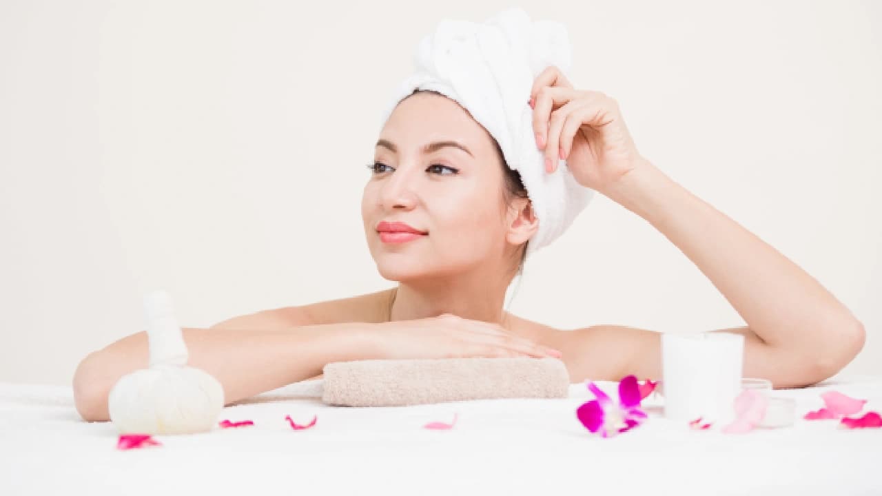 घर पर करें आसान Hair Spa: बिना सलून जाए पाएं सिल्की, स्मूद और शाइनी बाल