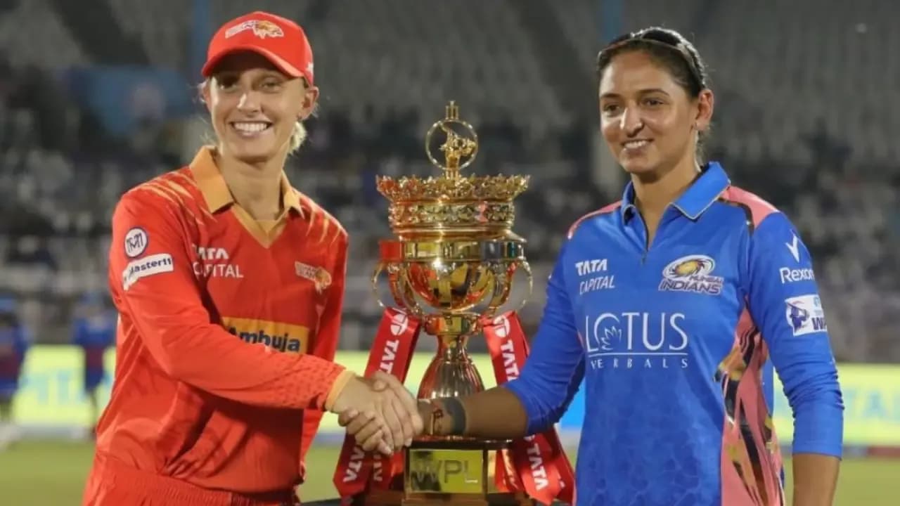 WPL 2026 MI W vs GG W Live Score:  हरमनप्रीत की मुंबई इंडियंस या गार्डनर की गुजरात जायन्ट्स!! कौन मारेगा आज की बाजी??