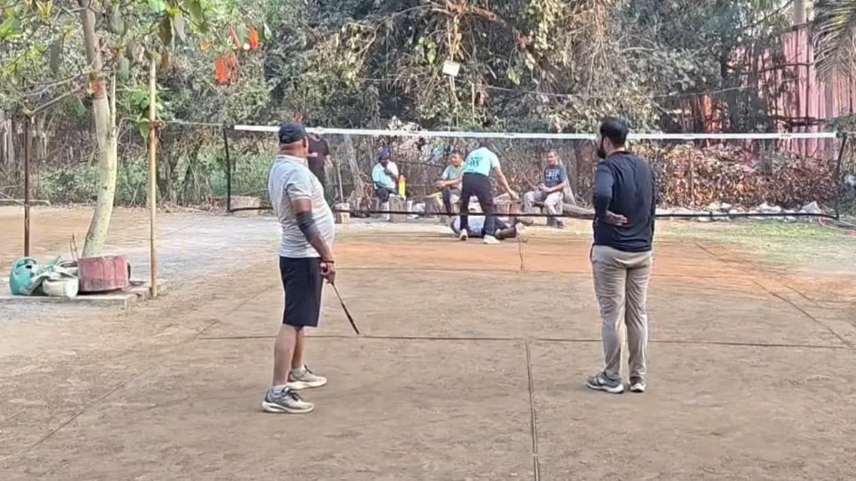 Death While Playing: बैडमिंटन खेलते आया हार्ट अटैक, शटल उठाते ही गिर पड़े कारोबारी, मौत