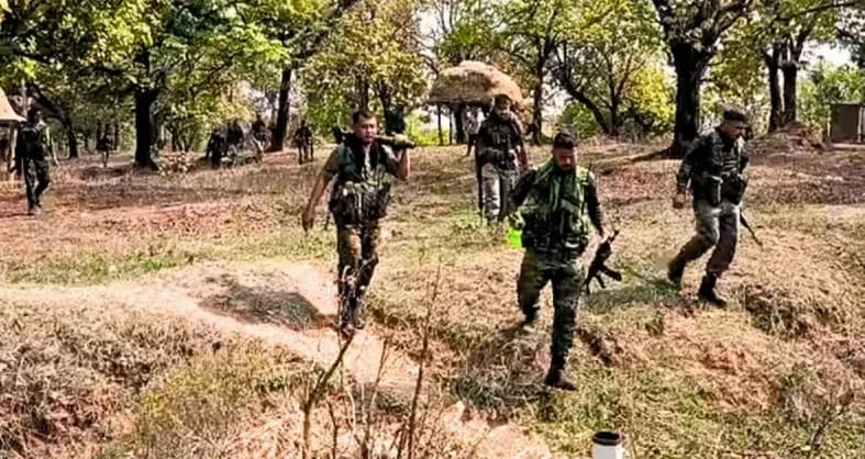 Encounter in Gadchiroli : छत्तीसगढ़-महाराष्ट्र बॉर्डर पर 3 नक्सली ढेर, एक जवान शहीद