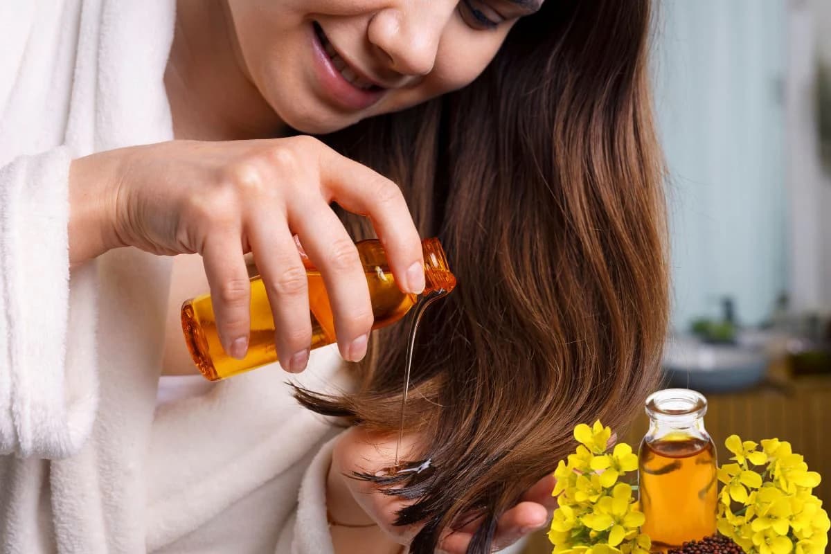Hair Tips: असमय टूटते-झड़ते बालों की समस्या होगी दूर, जानें सप्ताह में कितनी बार लगाएं तेल ?