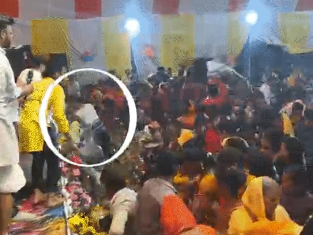 MP News: उत्तम स्वामी की कथा में महिलाओं पर फेंका गया पानी, धक्का भी दिया, वीडियो आया सामने