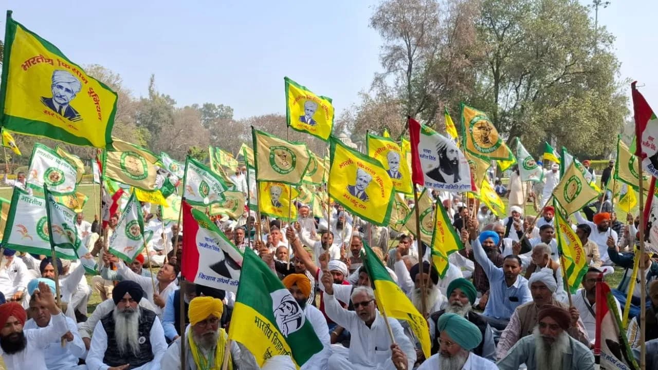 Kisan Andolan: कई किसान संगठनों ने सीएम हाउस के बाहर डाला डेरा, केंद्र की नीतियों का विरोध