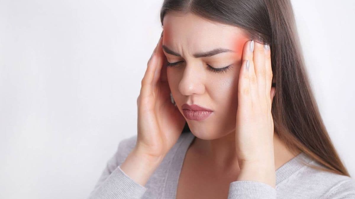 Migraine Headaches: सिरदर्द की समस्या बन सकती है बड़ी बीमारी की वजह, जानें इससे छुटकारा पाने के उपाय