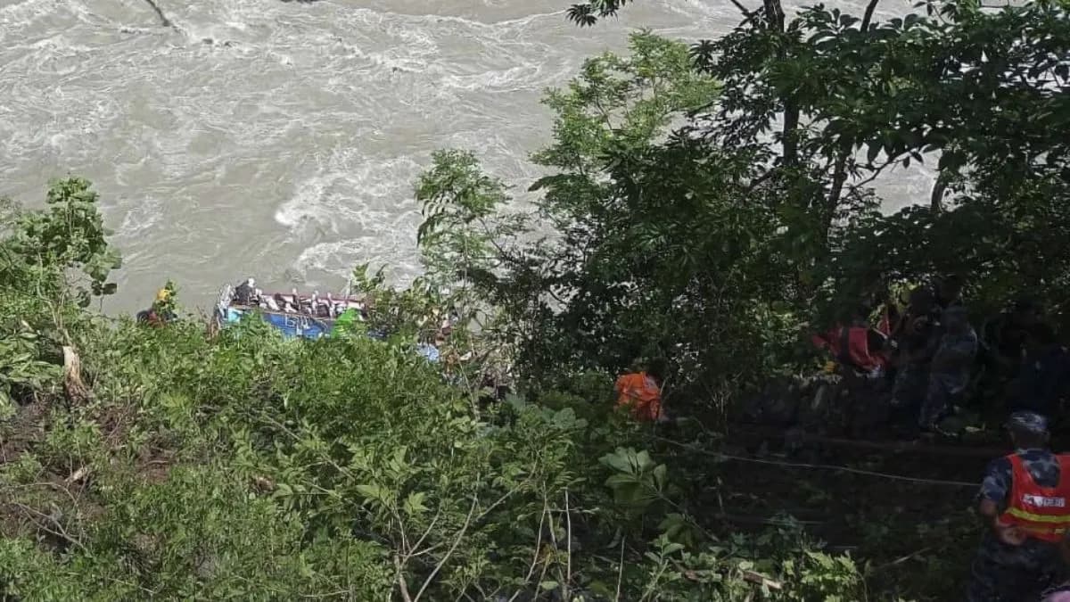 Nepal Bus Hadsa: नेपाल में हाईवे से नदी में गिरी बस, 18 की लोगों की मौत, 25 घायल