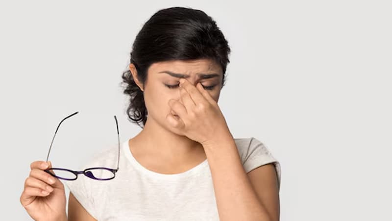 Health Tips: आंखों के लिए रामबाण एक्सरसाइज, अगर अपना ली तो उतर जाएगा चश्मा
