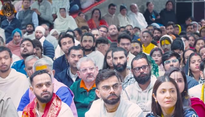 Virat-Anushka: चमक-दमक से दूर अध्यात्म में रमे विराट-अनुष्का, वृंदावन में भक्तों संग बैठे दिखे