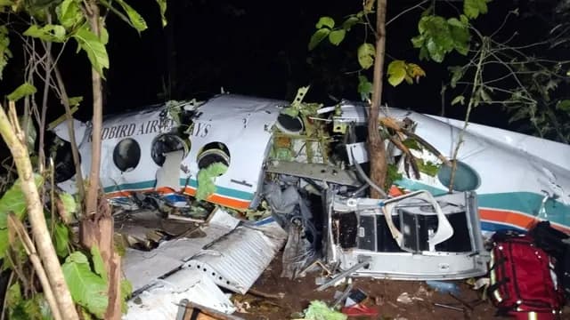 air ambulance crash: झारखंड में एयर एम्बुलेंस क्रैश होने से 7 की मौत, टेकऑफ़ के 20 मिनट बाद टूट गया संपर्क