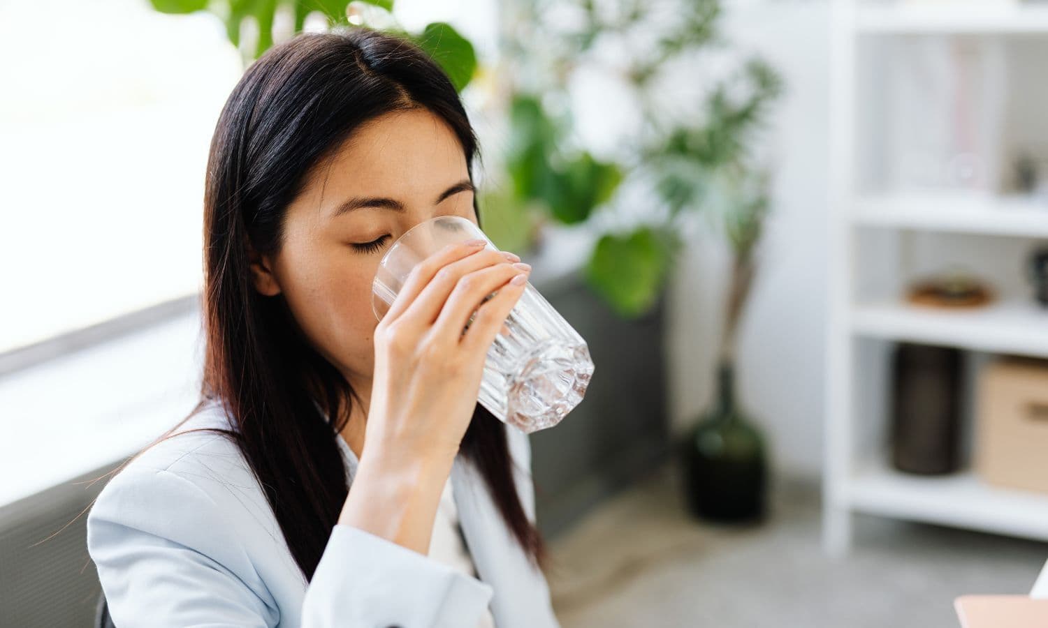 Benefits Lukewarm Water: खाली पेट गुनगुना पानी पीने के फायदे जानकर आप भी हो जाएंगे हैरान, इसे आदत में कर लेंगे शुमार