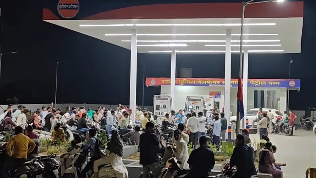 Crowds at Petrol Pumps: मप्र में तेल की कमी की अफवाहों के पेट्रोल पंपों पर लगी भारी भीड़