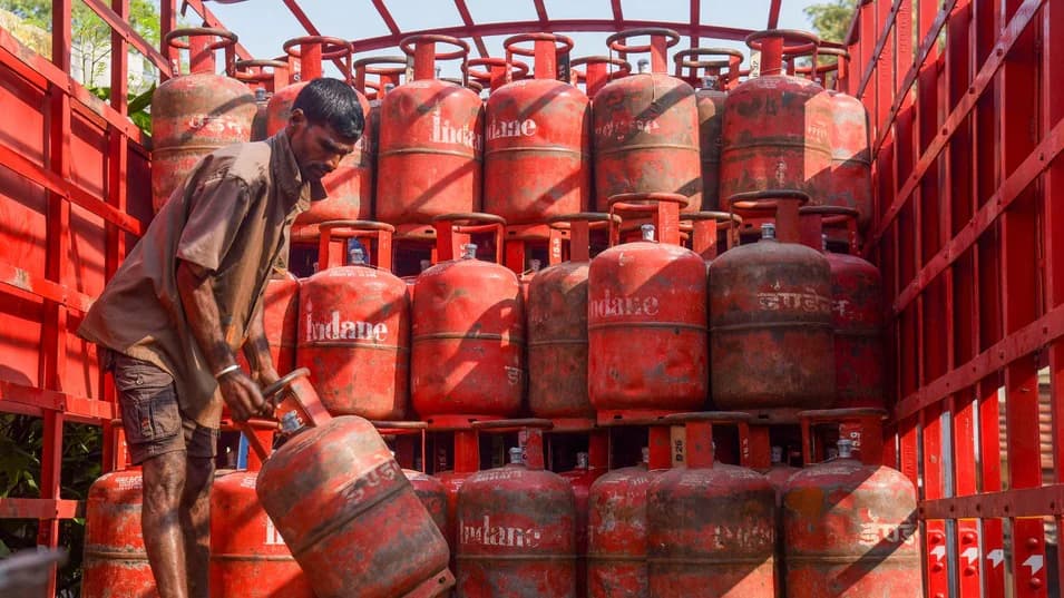 Cylinder Price: मध्य प्रदेश में 11 महीने बाद घरेलू LPG सिलेंडर हुआ 60 रुपए महंगा, नर्मदापुरम में सबसे महंगा