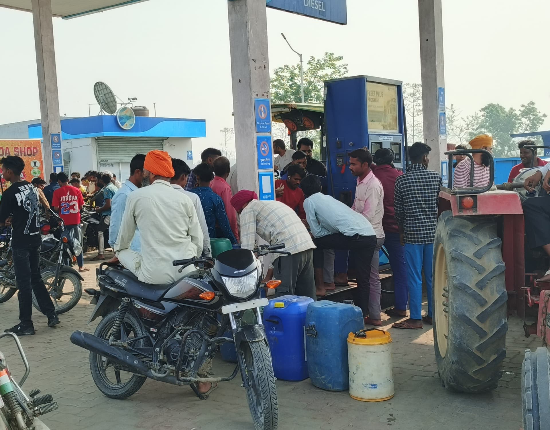 Kisan News: युद्ध के खतरे ने बढ़ा दी किसानों की चिंता, मध्य प्रदेश में डीज़ल खरीदने उमड़ पड़ी भीड़