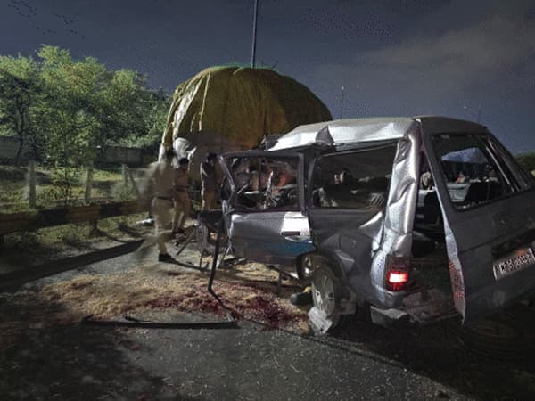 Indore Hadsa : इंदौर में ट्रक से टकराई बारातियों से भरी कार, 4 की मौत, गुस्साए लोगों ने की सड़क जाम