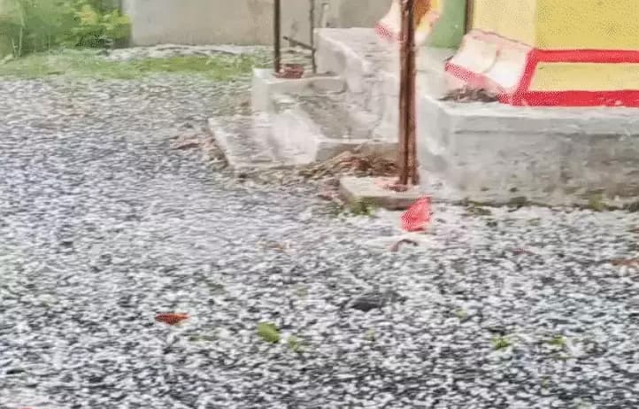 MP Weather : MP की सड़कों पर दिखा कश्मीर जैसा नजारा, 8-10 जिलों ने ओढ़ी ओलों की चादर