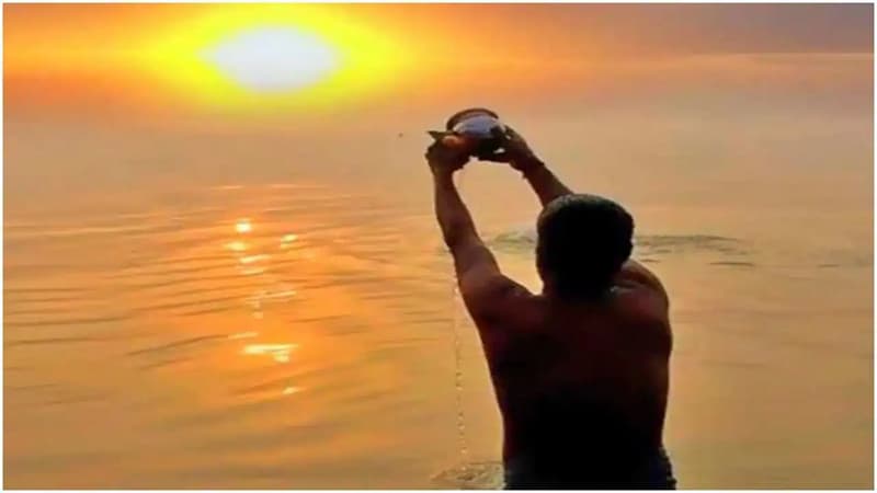 Surya Dev Puja : पूजा का सभी फल पाने भगवान सूर्य को जल चढ़ाते समय रखें इन बातों का ध्यान