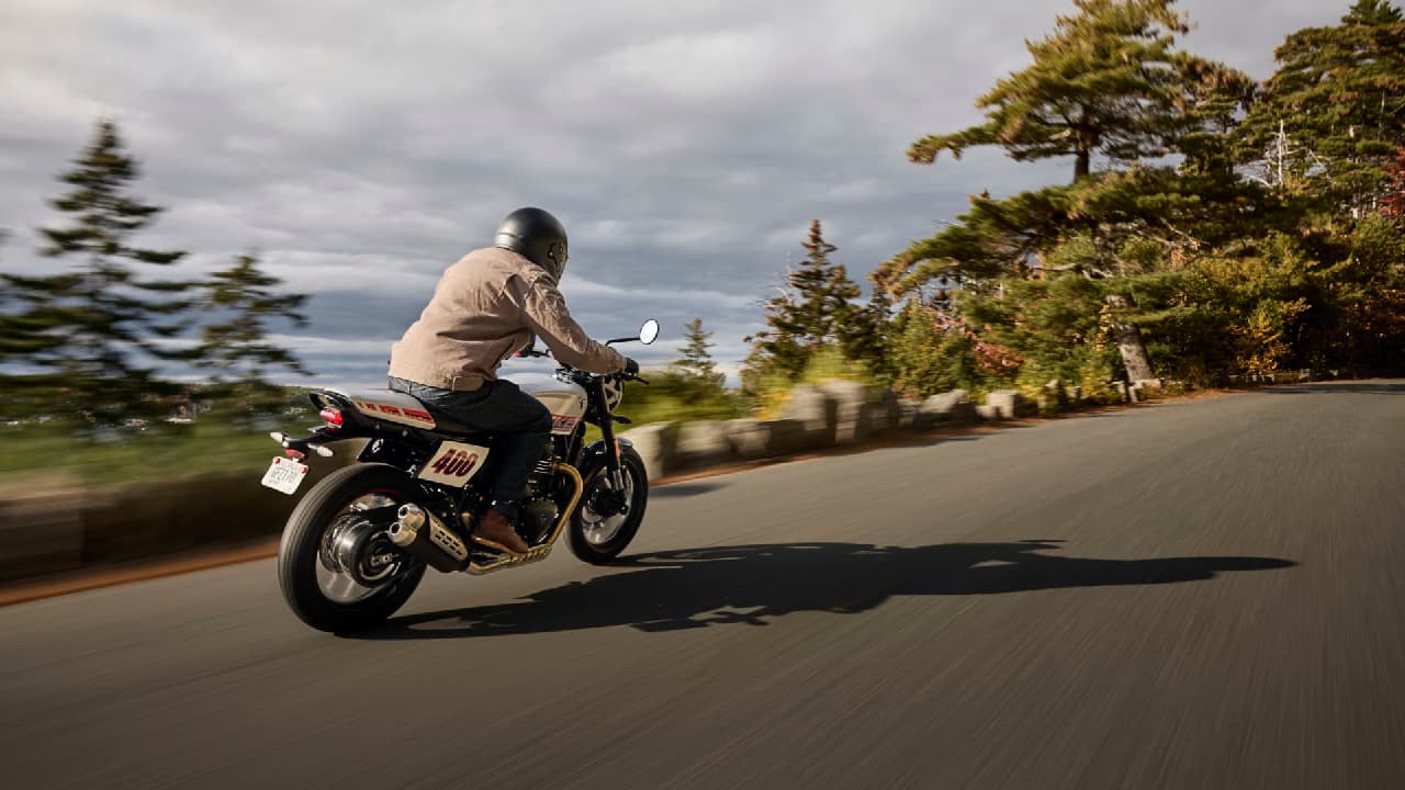 Triumph Tracker 400 Review: ₹2.46 लाख में Aggressive Flat Track Racer और City-Friendly बाइक