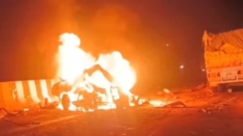 UP Hadsa : मिर्जापुर में भीषण सड़क हादसा, ट्रक-बोलेरो की टक्कर में 11 की मौत, जिंदा जले कार सवार