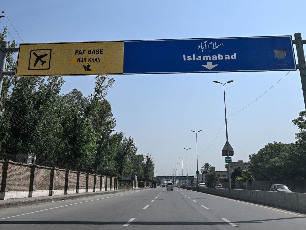 डोनाल्ड ट्रम्प के साथ पाकिस्तान का 'दोहरा खेल' बेनकाब? ईरानी विमानों को छिपाने की रिपोर्ट से मचा हड़कंप!