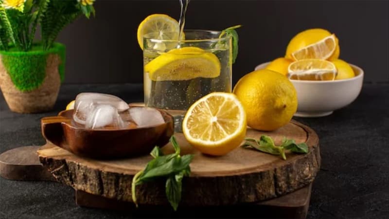 Lemon water: भीषण गर्मी में तुरंत राहत देगा नींबू पानी, जानें ज़्यादा फ़ायदों के लिए कब पीना चाहिए?