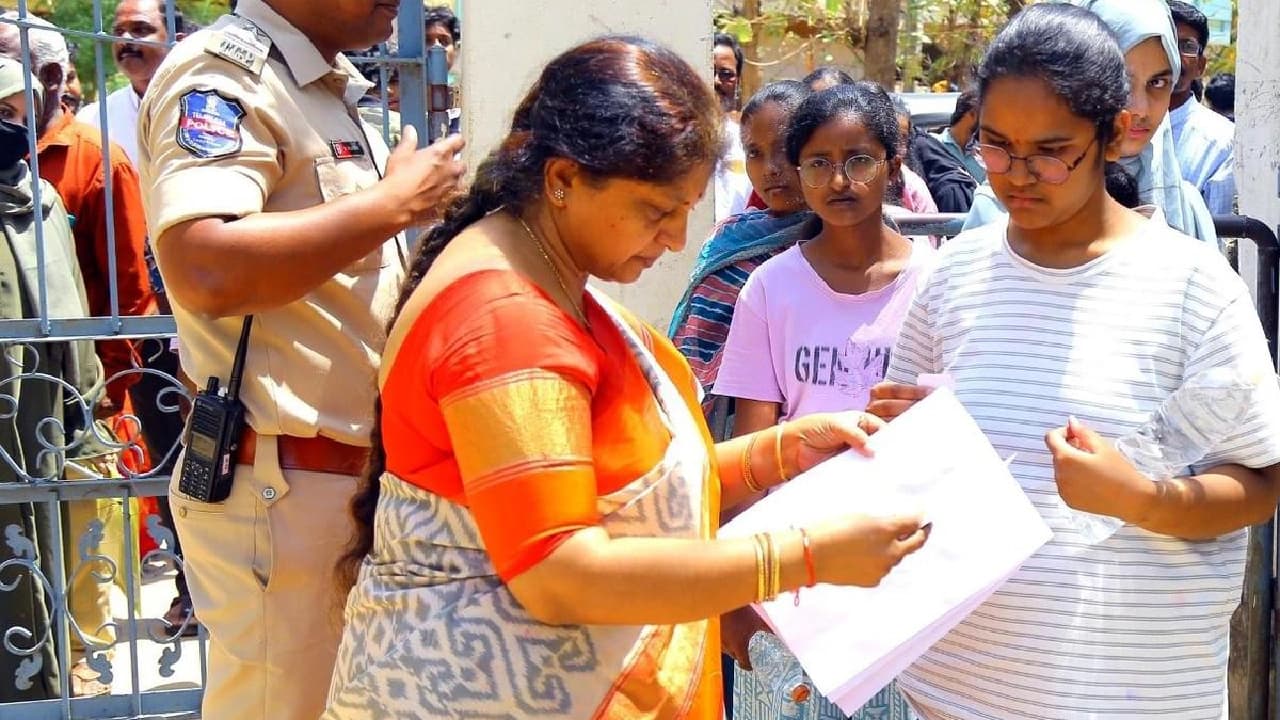 NEET-UG 2026 Paper Leak: महाराष्ट्र से हरियाणा तक फैला जाल; मास्टरमाइंड मनीष गिरफ्तार, जानें कैसे नासिक में लीक हुआ पहला पर्चा।