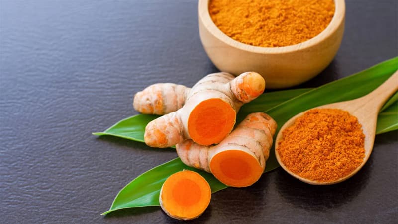 Turmeric benefits: सेहत के लिए वरदान है कच्ची हल्दी, रोजाना सेवन से कैंसर सहित कई बीमारियों का खतरा हो सकता है कम, जानें कैसे?