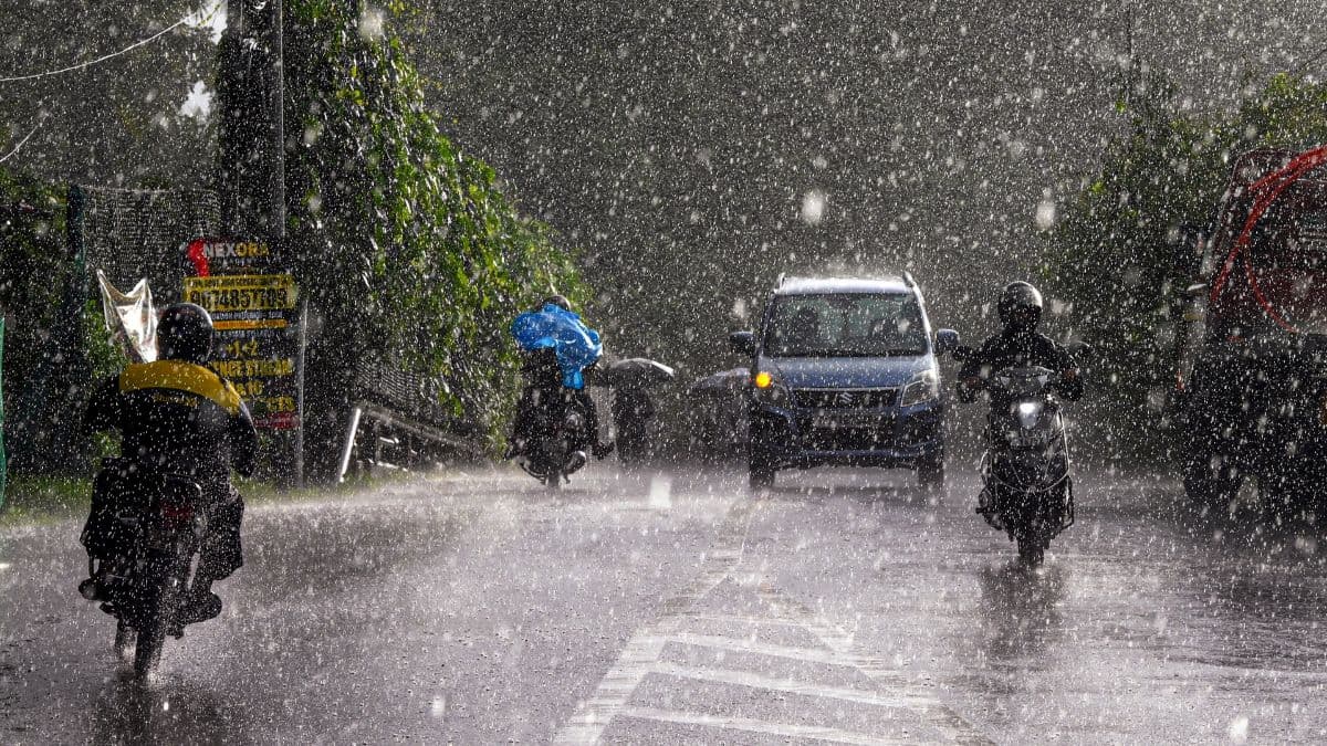Weather Alert: दिल्ली-NCR में तेज आंधी-बारिश का कहर, यूपी में 7 की मौत, कई राज्यों में अलर्ट जारी