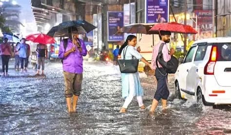 केरल में भारी बारिश और बाढ़ से 15 लोगों की मौत, 11 हजार से ज्यादा लोग राहत शिविरों में; NDRF और सेना अलर्ट पर