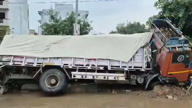 गुरुग्राम में बारिश का कहर: सेक्टर-9 में धंसी सड़क, सीमेंट से भरा ट्रक गड्ढे में समाया