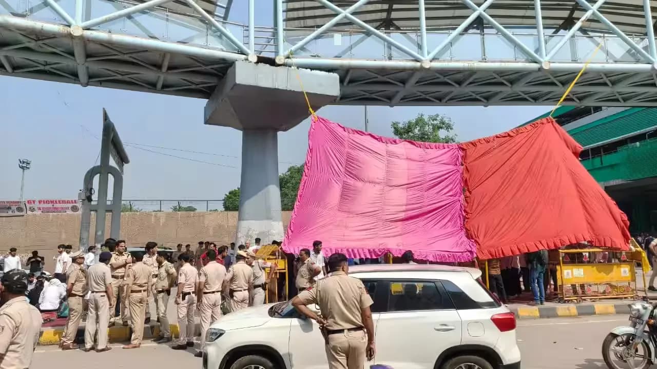 Satya Niketan Building Collapse: NSUI Protest के दौरान Delhi Police से झड़प, MCD ने दिए बड़े आदेश