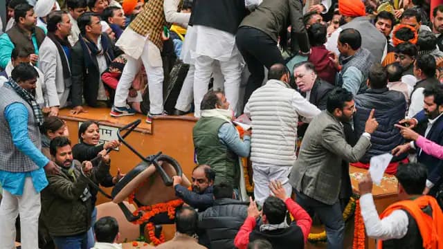 MCD Mayor Election: पार्षदों की शपथ को लेकर AAP-BJP नेता आपस में भिड़े, सदन कार्रवाई चढ़ी हंगामे की भेंट! MCD Mayor Election: पार्षदों की शपथ को लेकर AAP-BJP नेता आपस में भिड़े, सदन कार्रवाई चढ़ी हंगामे की भेंट!
