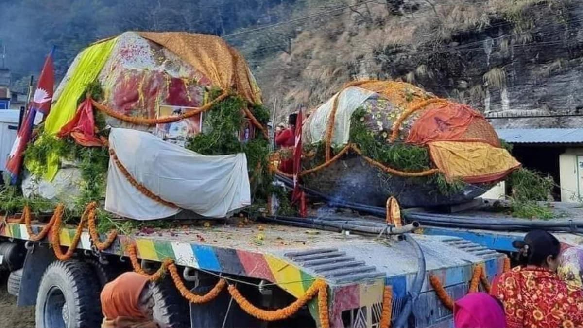 Ram Mandir के लिए नेपाल से अयोध्या पहुंची Shaligram शिलाएं, इन्हीं से बनेंगी मूर्तियां Ram Mandir के लिए नेपाल से अयोध्या पहुंची Shaligram शिलाएं, इन्हीं से बनेंगी मूर्तियां